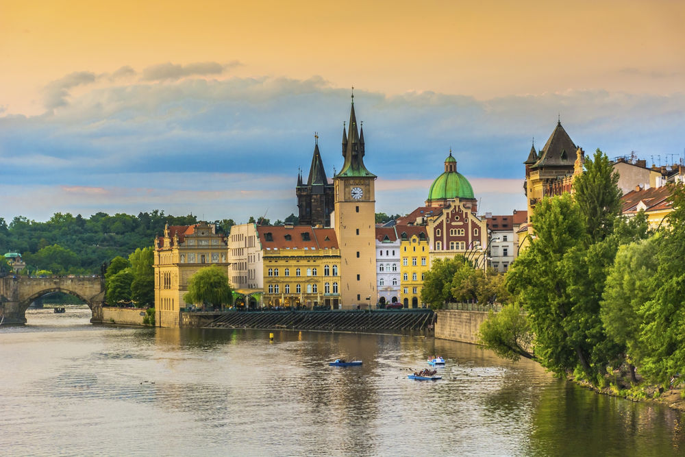 Ausblick vom Altstädter Ring auf die Karlsbrücke in Prag, den Fluss Moldau, den Altstädter Wasserturm mit seiner Uhr, die Kirche des Heiligen Franz von Assisi
