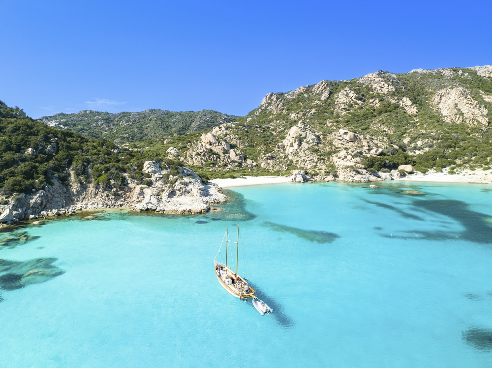 Luftbild von der Drohne von Cala Corsara auf der Insel Spargi, Maddalena Archipel, Sardinien