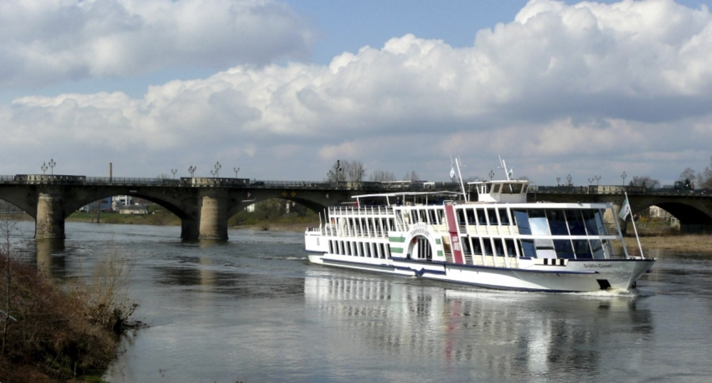 DRESDEN - Glitzer, Glamour & Genuss auf Ihrem Salonschiff zu Silvester 2022 / 2023!