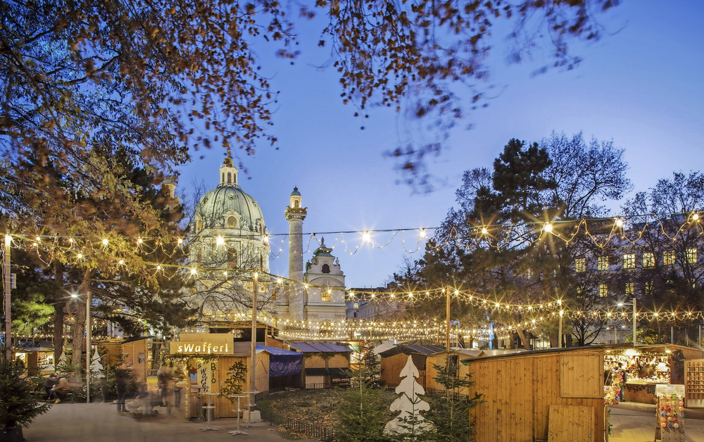 Adventsmarkt auf dem Karlsplatz in Wien