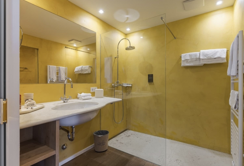 Bad des Exklusiv Doppelzimmer im Schloss Hotel Korb, Südtirol, Italien