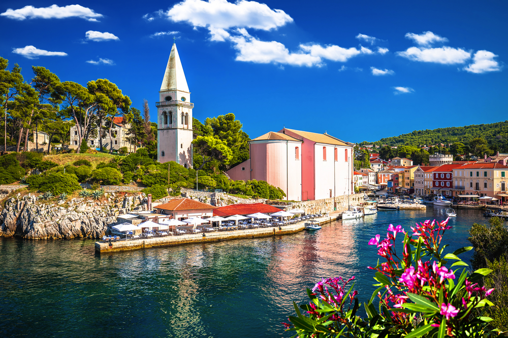 Aussicht auf die Kirche und den Hafen der Stadt Veli Losinj